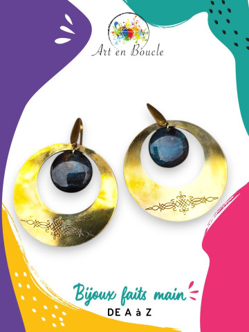 Boucles d'oreille rondes gravées artisanales en laiton et perles de tableau bleu sombre et noir