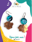 Boucles d'oreille Hortensia artisanales en cuivre et perles de tableau bleues