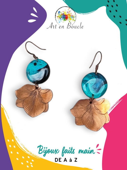Boucles d'oreille Hortensia artisanales en cuivre et perles de tableau bleues