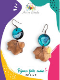 Boucles d'oreille Hortensia artisanales en cuivre et perles de tableau bleues