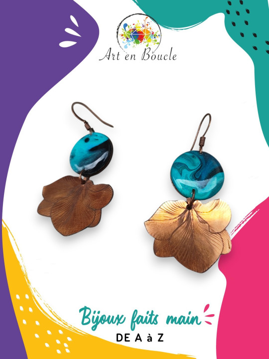 Boucles d'oreille Hortensia artisanales en cuivre et perles de tableau bleues