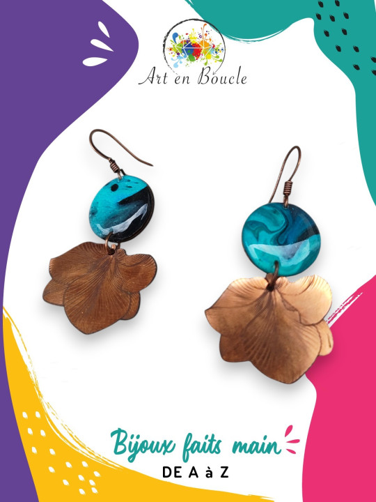 Boucles d'oreille Hortensia artisanales en cuivre et perles de tableau bleues