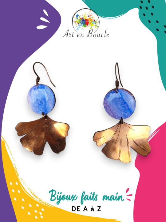 Boucles d'oreille feuille de Gingko artisanales en cuivre et perles de tableau bleu rose