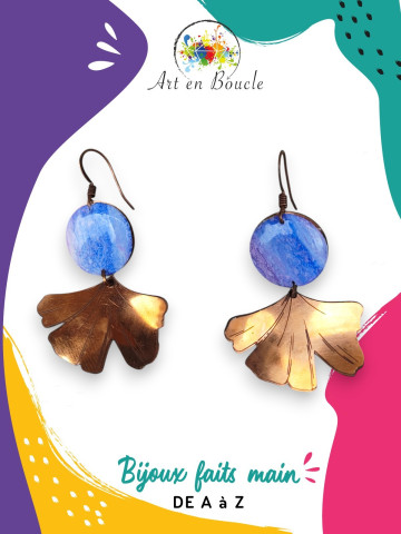 Boucles d'oreille feuille de Gingko artisanales en cuivre et perles de tableau bleu rose