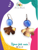 Boucles d'oreille feuille de Gingko artisanales en cuivre et perles de tableau bleu rose