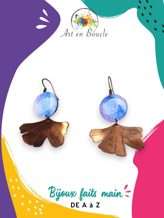 Boucles d'oreille feuille de Gingko artisanales en cuivre et perles de tableau bleu rose