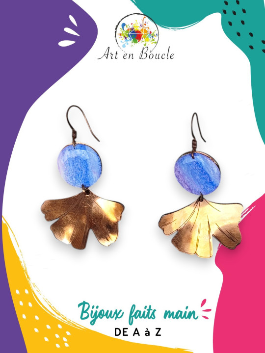 Boucles d'oreille feuille de Gingko artisanales en cuivre et perles de tableau bleu rose