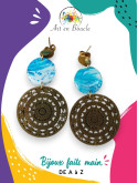 Boucles d'oreille dentelle artisanales en laiton et perles de tableau bleues