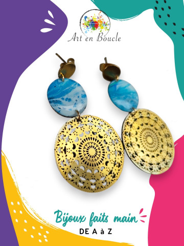 Boucles d'oreille dentelle artisanales en laiton et perles de tableau bleues