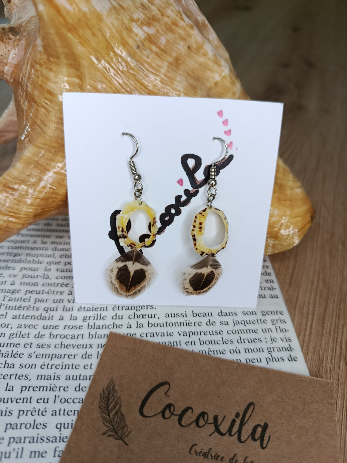 Boucle d'oreilles en coquillage et plumes