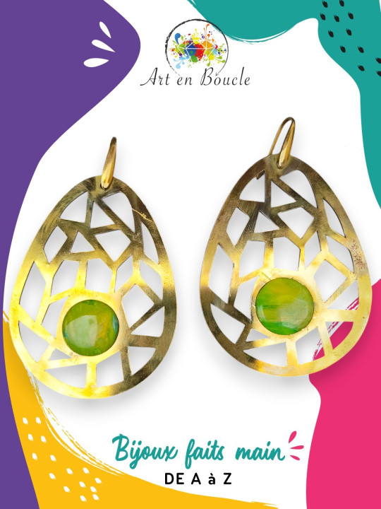 Grandes Boucles d'oreille géométriques artisanales en laiton et perles de tableau vertes