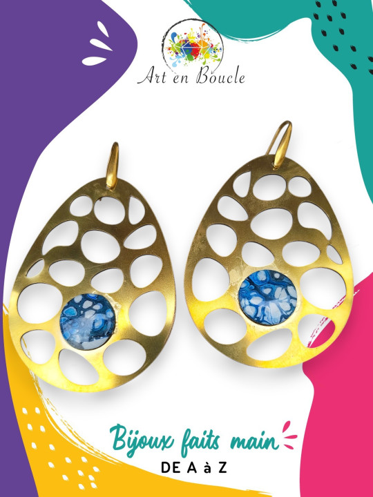 Grandes Boucles d'oreille motifs ronds artisanales en laiton et perles de tableau bleues cellules