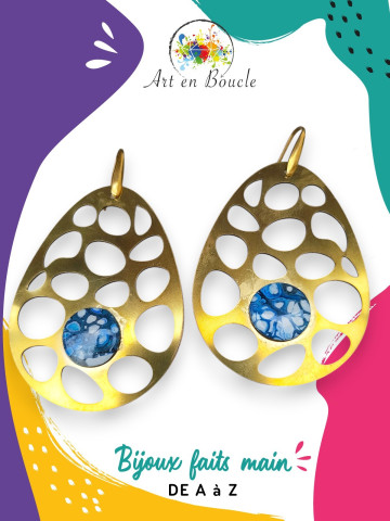 Grandes Boucles d'oreille motifs ronds artisanales en laiton et perles de tableau bleues cellules
