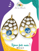 Grandes Boucles d'oreille motifs ronds artisanales en laiton et perles de tableau bleues cellules