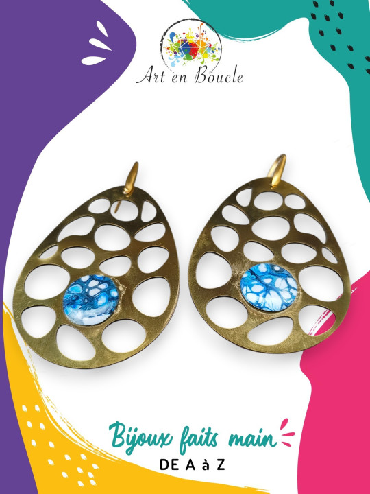 Grandes Boucles d'oreille motifs ronds artisanales en laiton et perles de tableau bleues cellules