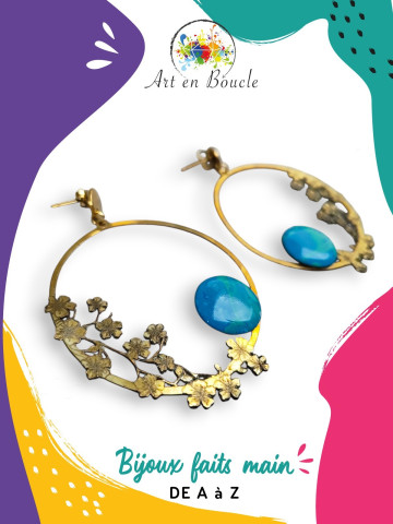 Grandes Boucles d'oreille cercle fin et branches de cerisier artisanales en laiton et perles de tableau bleu et vert