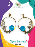 Grandes Boucles d'oreille cercle fin et branches de cerisier artisanales en laiton et perles de tableau bleu et vert