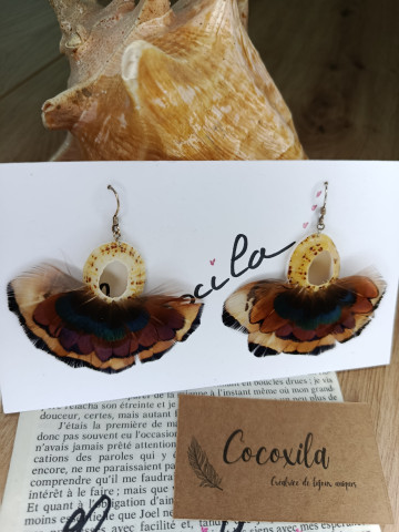 Boucle d'oreilles en coquillage et plumes naturelles