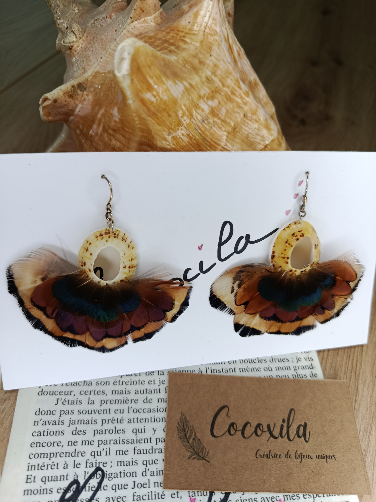 Boucle d'oreilles en coquillage et plumes naturelles