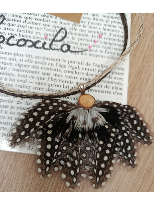 Collier en crin de cheval et pendentif en plumes naturelles