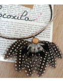 Collier en crin de cheval et pendentif en plumes naturelles