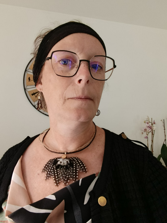 Collier en crin de cheval et pendentif en plumes naturelles