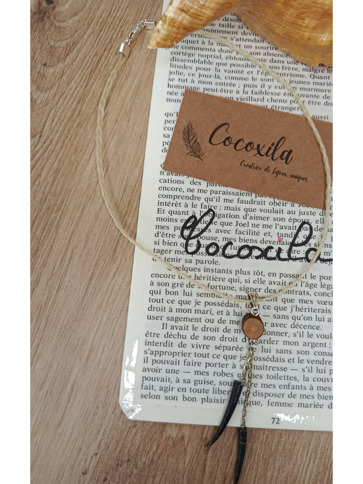 Collier en crin de cheval et pendentif en coquillages