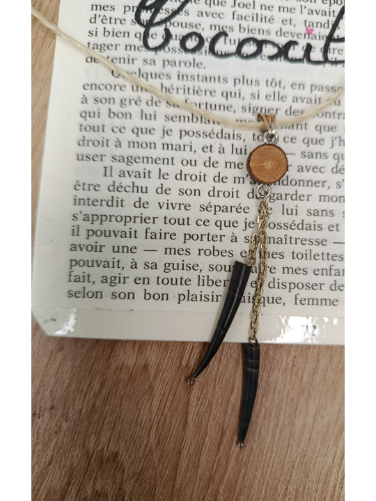 Collier en crin de cheval et pendentif en coquillages