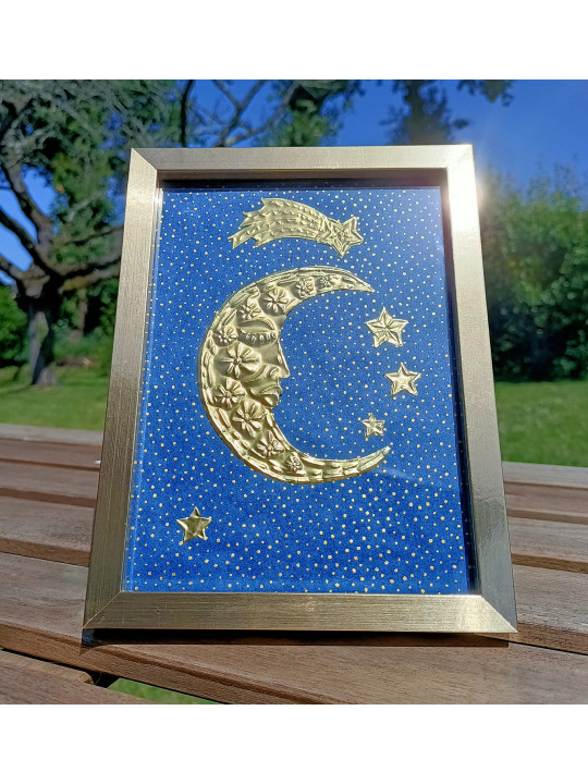 Cadre lune et étoiles dorées en métal à repoussé