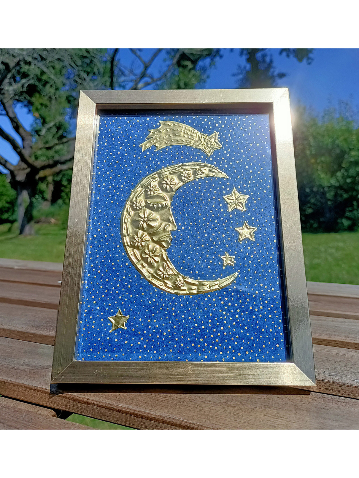 Cadre lune et étoiles dorées en métal à repoussé