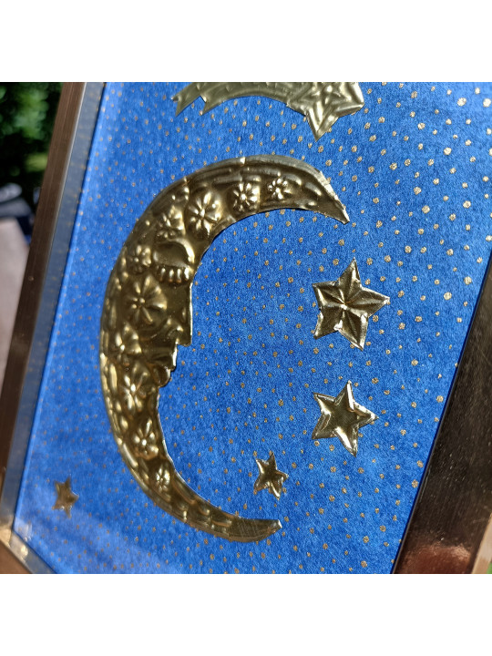 Cadre lune et étoiles dorées en métal à repoussé