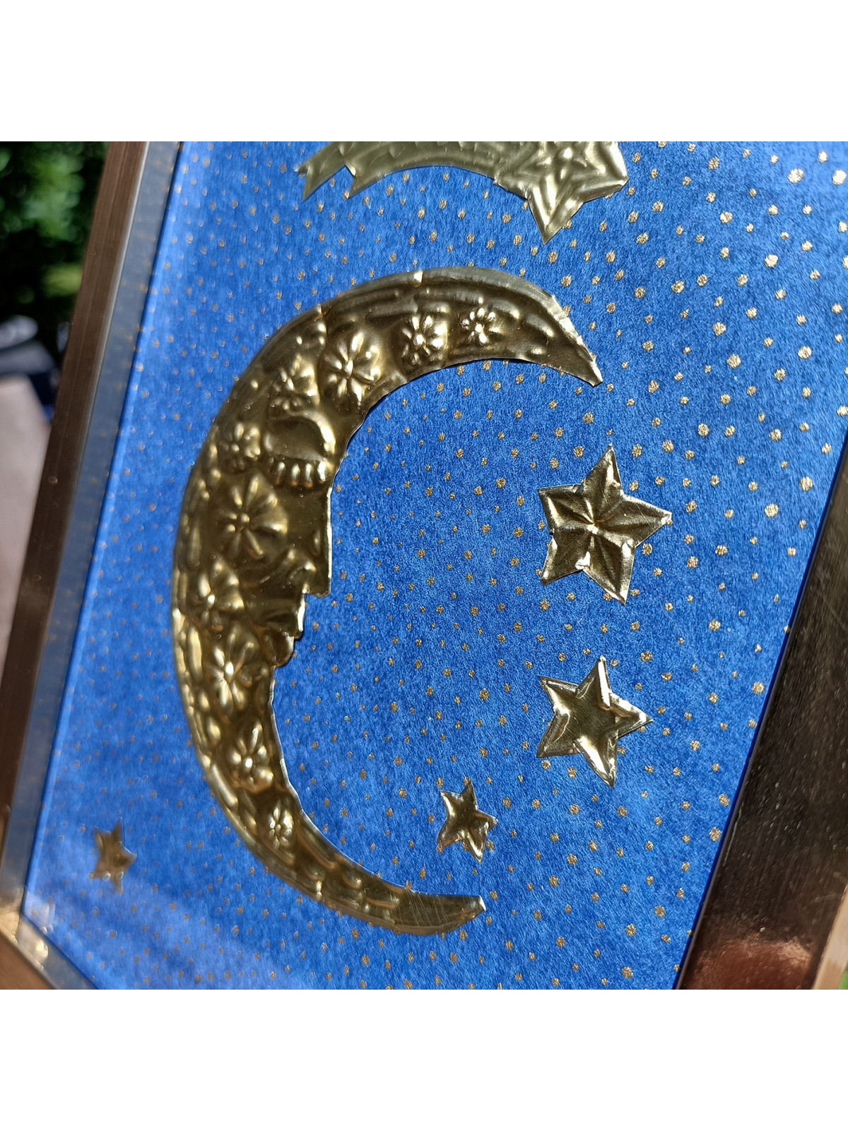 Cadre lune et étoiles dorées en métal à repoussé