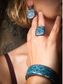 Parure artisanale bleue effet céramique | Bague, bracelet, boucles