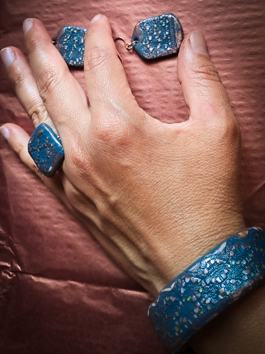 Parure artisanale bleue effet céramique | Bague, bracelet, boucles