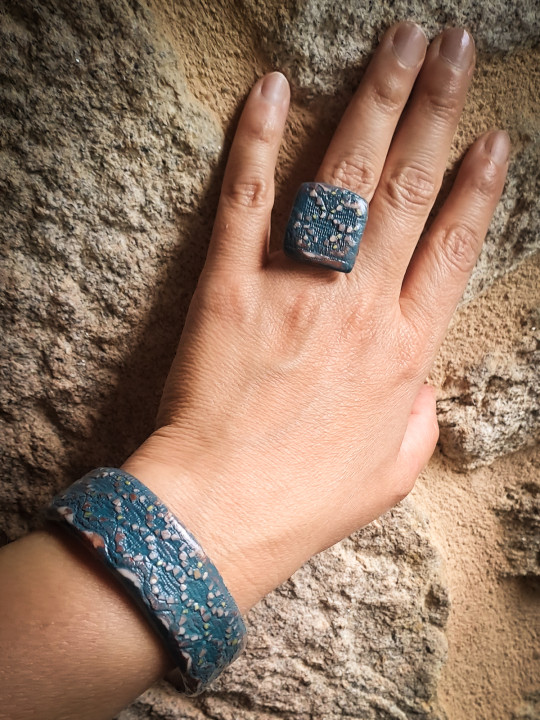 Parure artisanale bleue effet céramique | Bague, bracelet, boucles