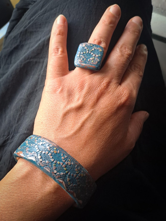 Parure artisanale bleue effet céramique | Bague, bracelet, boucles
