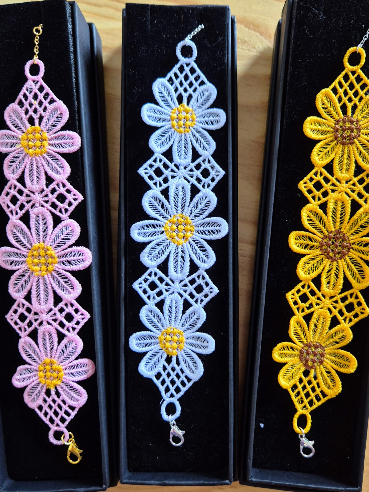 Bracelet brodé marguerite