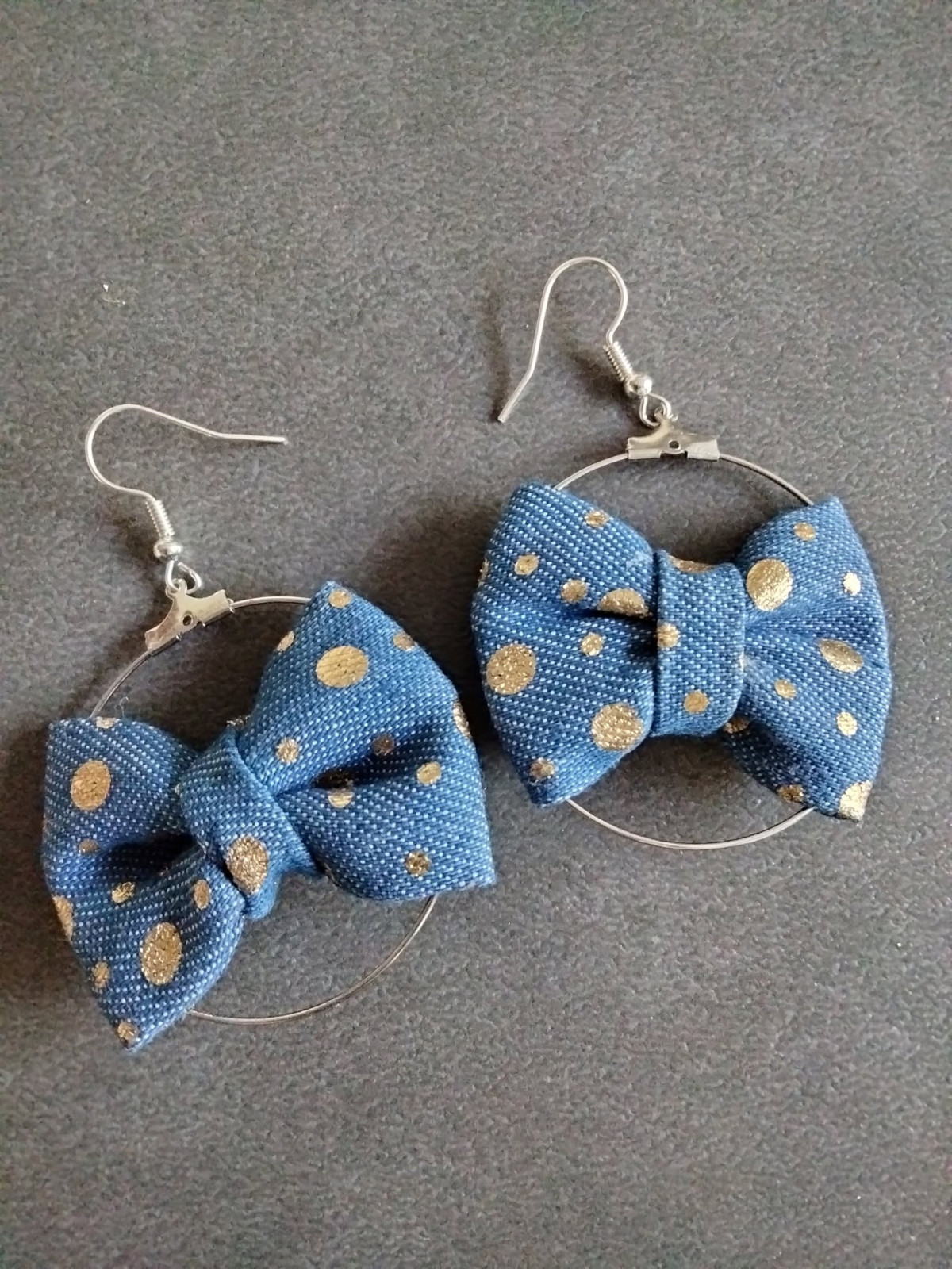 Boucles d'oreilles anneaux avec noeud en tissu