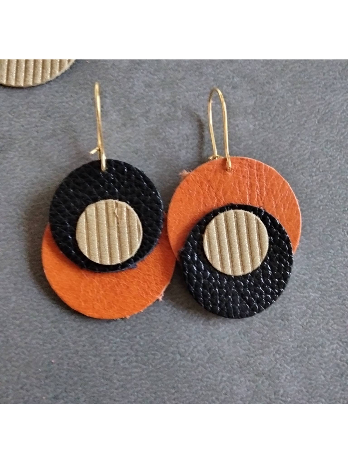 Boucles d'oreilles asymétriques