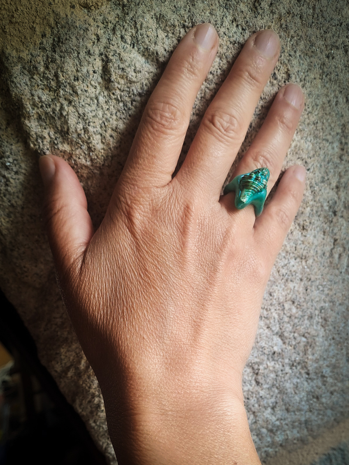 Bague coquillage naturel peinte à la main - Création unique
