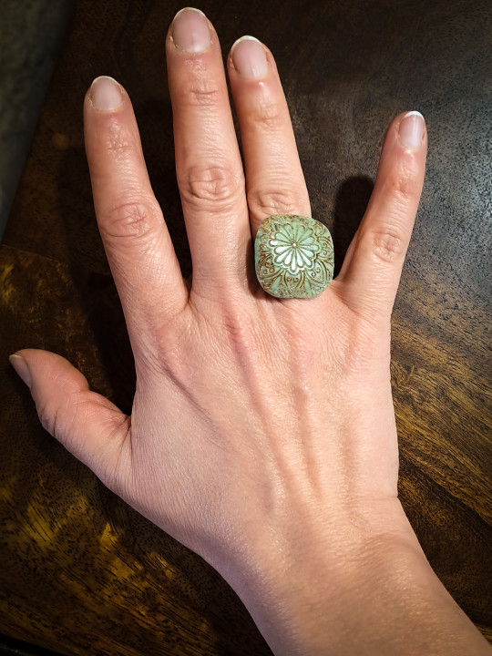 Bague fleur vert patine cuivrée – Argile polymère – Laiton finition bronze – Bijou bohème fait main