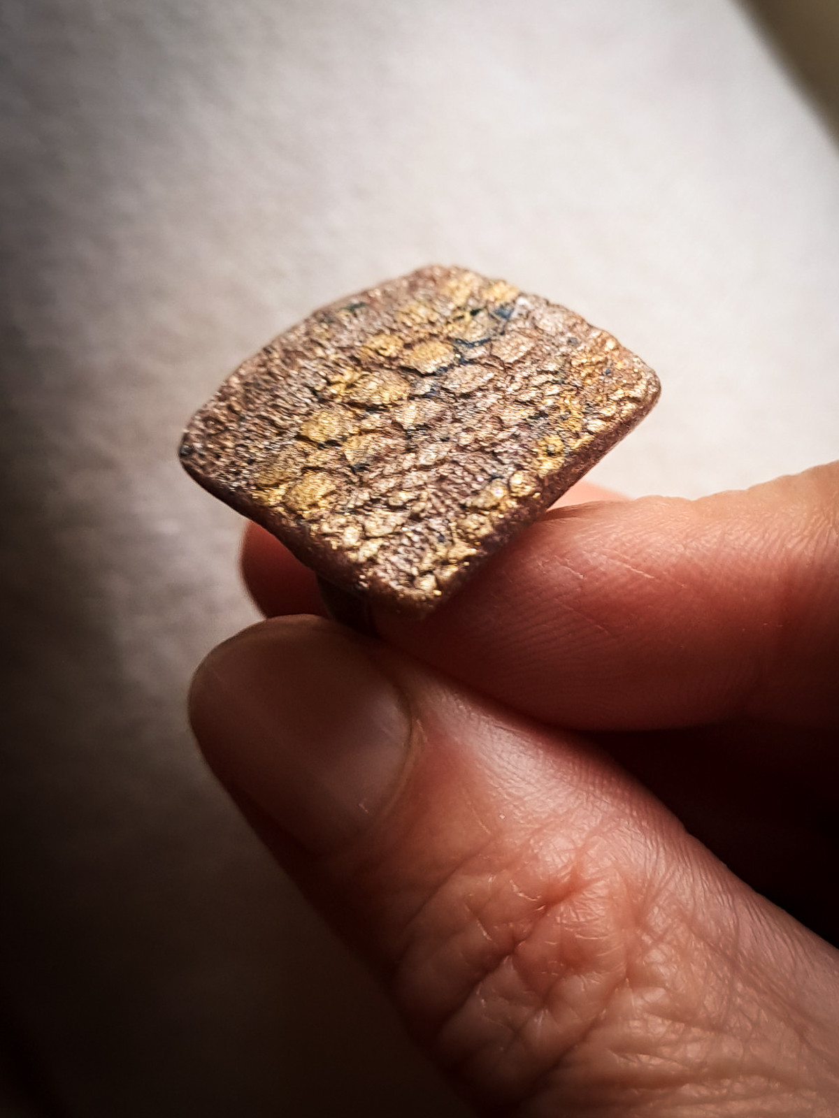 Bague artisanale femme effet minéral – pièce unique bronze