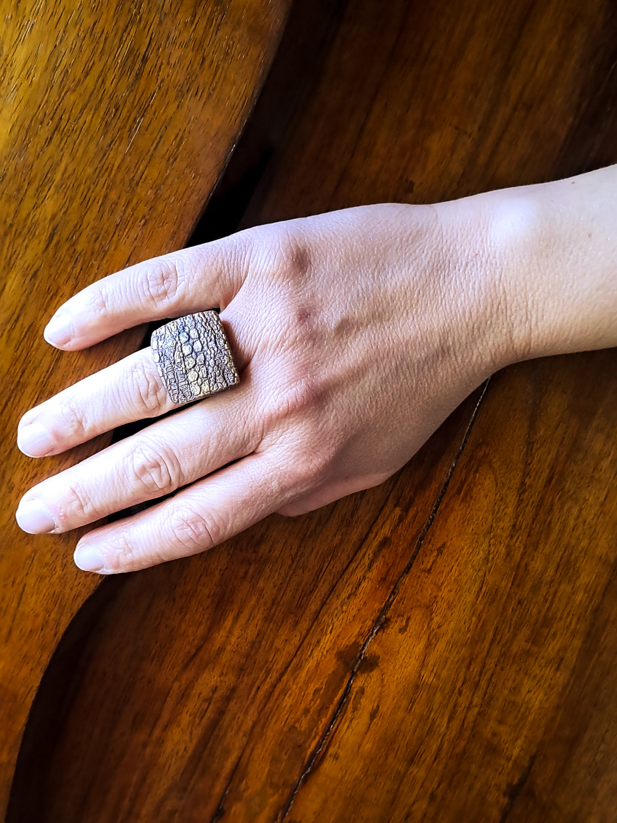 Bague artisanale femme effet minéral – pièce unique bronze
