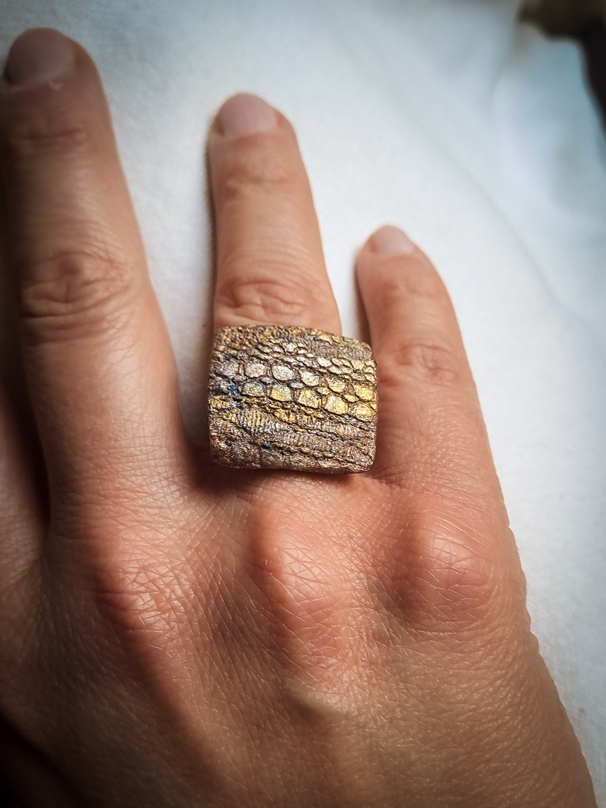 Bague artisanale femme effet minéral – pièce unique bronze