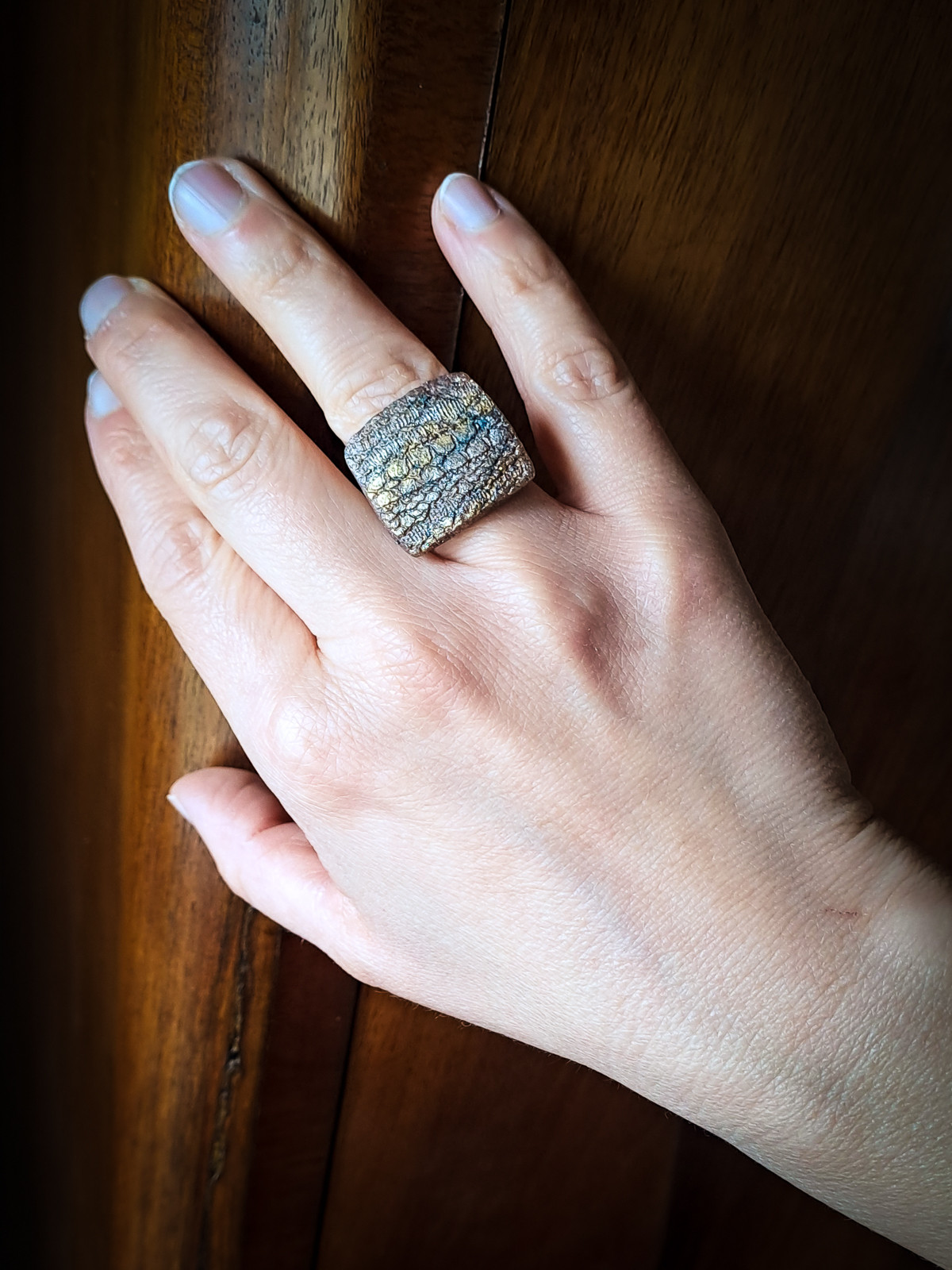 Bague artisanale femme effet minéral – pièce unique bronze