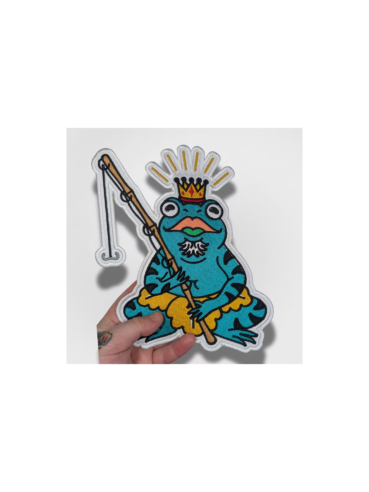 Patch thermocollant brodé grenouille pêcheur avec couronne 