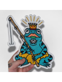 Patch thermocollant brodé grenouille pêcheur avec couronne 