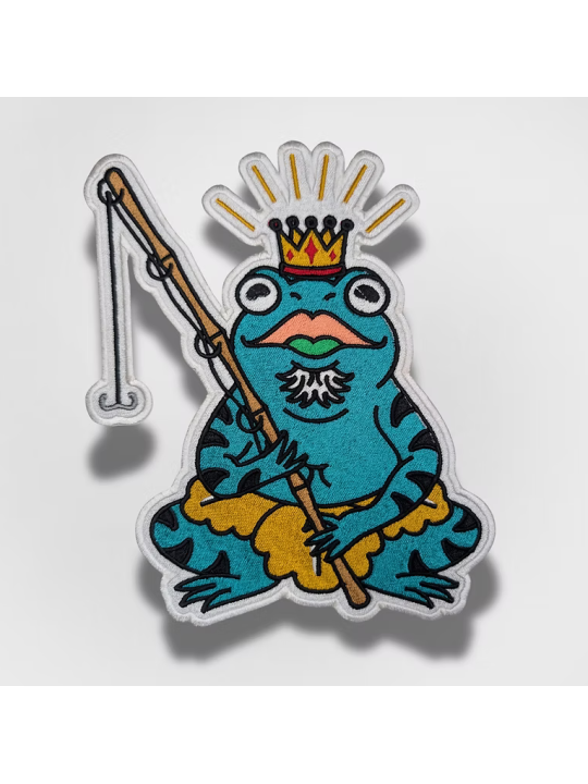 Patch thermocollant brodé grenouille pêcheur avec couronne 