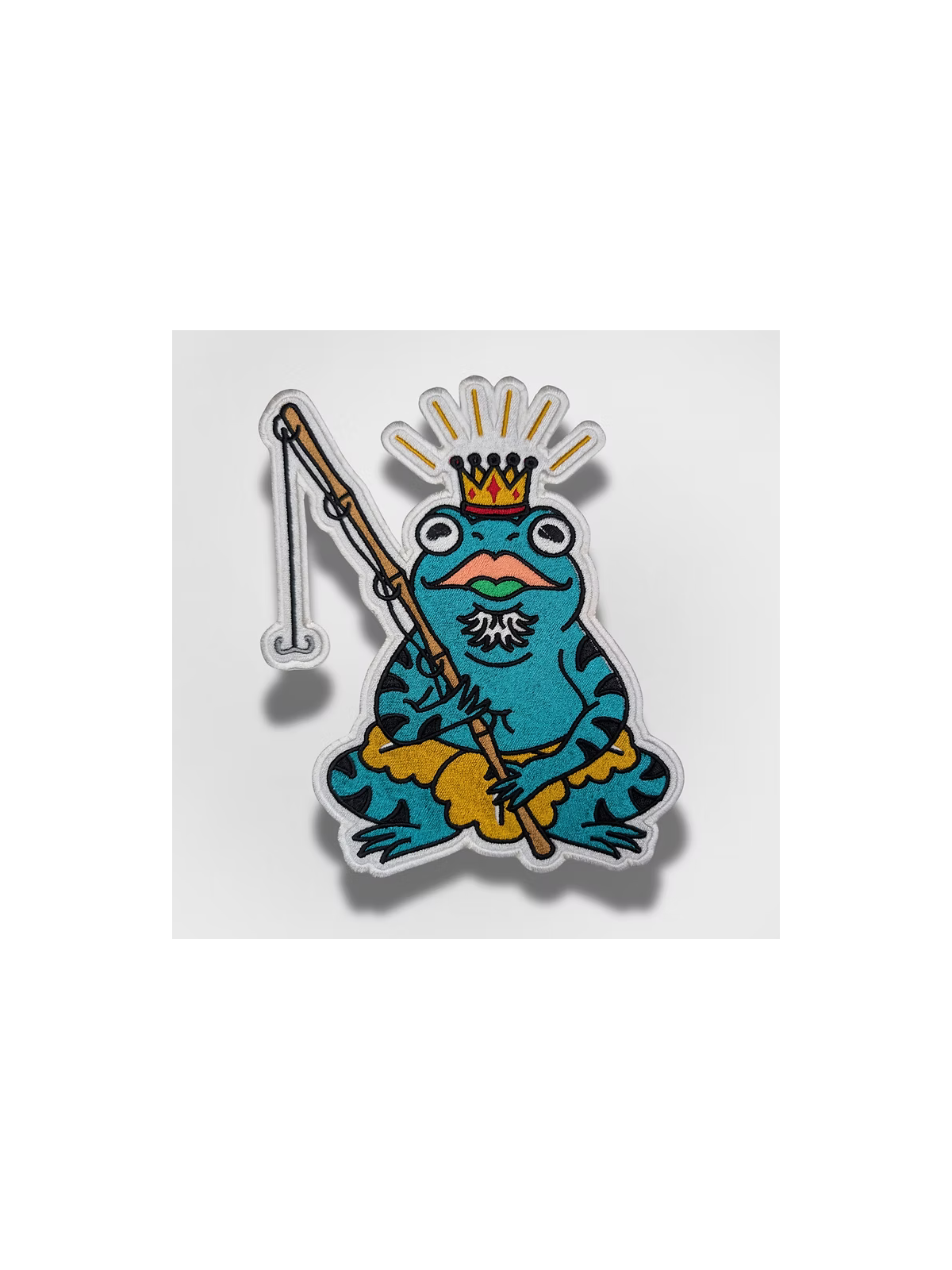 Patch thermocollant brodé grenouille pêcheur avec couronne 