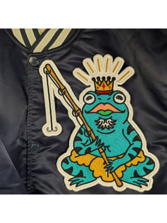 Patch thermocollant brodé grenouille pêcheur avec couronne 